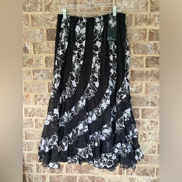 Dimri Dresses & Skirts - Black & White Floral Maxi Skirt Sz M Whimsy Gothic Flowy Gypsy Fairy NWT